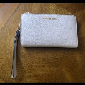 🎉🎉 HOST PICK🎉🎉MICHAEL KORS SOFT PINK WRISTLET 32T7GAFW4L